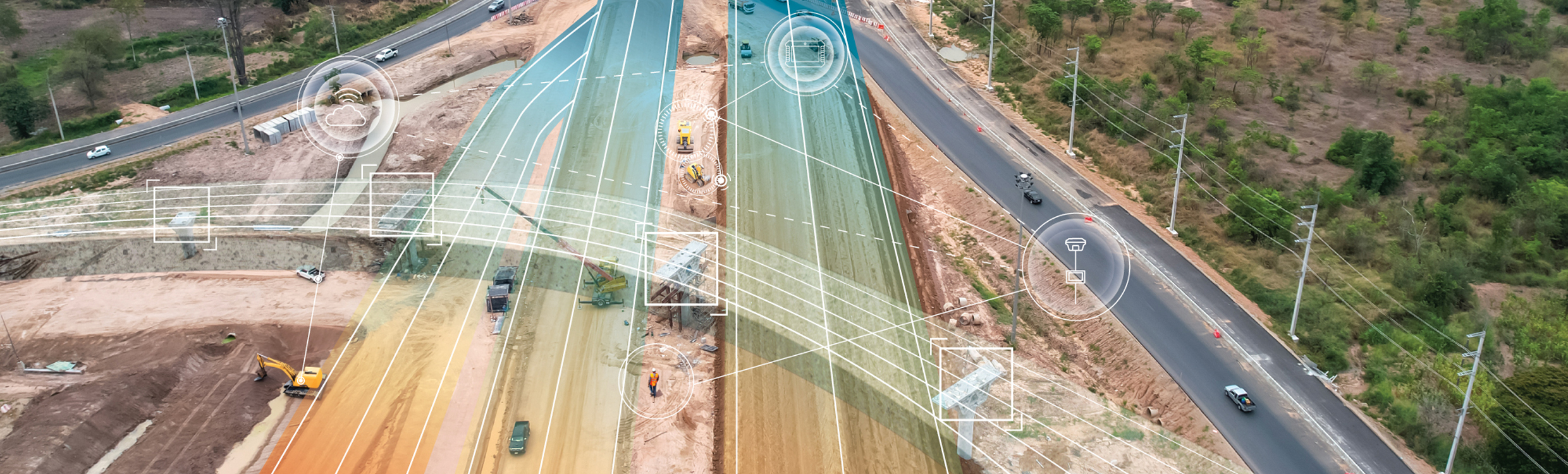 Contrôleur de terrain Leica iCON CC80 avec le logiciel iCON site et un chantier de construction routière à l’extérieur d’une grande ville en arrière-plan.